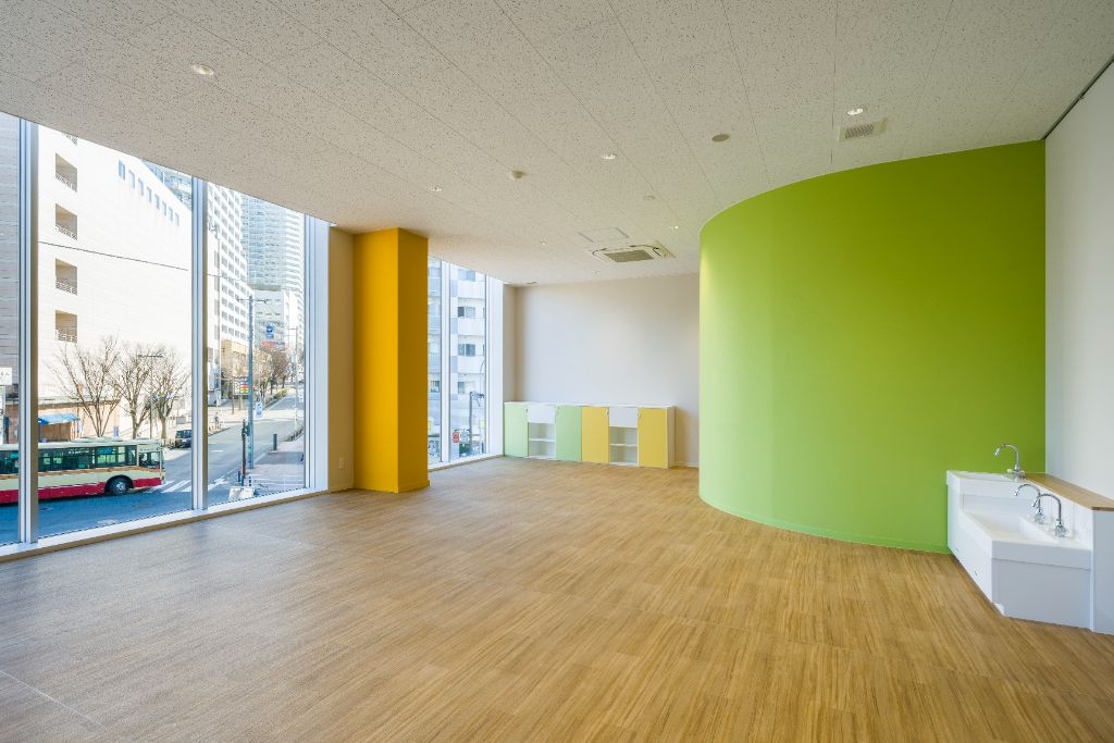 子育て支援ルーム with — 施設内廊下